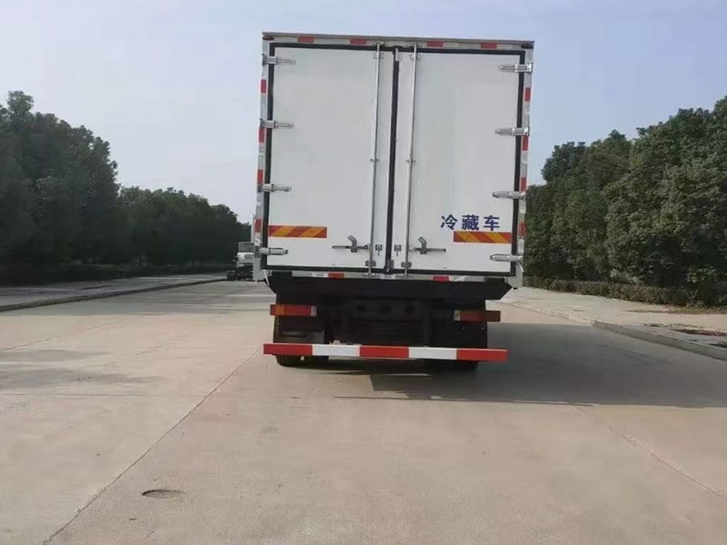 东风天锦KR小三轴冷藏车